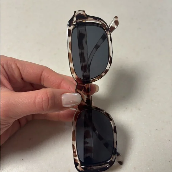 Stylish Tortoiseshell Sunglasses - Picture 3 of 6